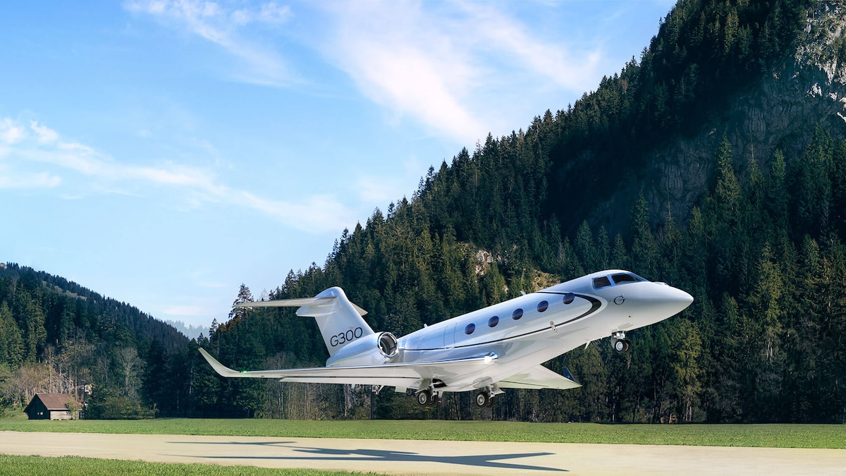 Edificio de la AFA y documentos bancarios; yates en puerto