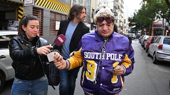 "Pity" repartió estampitas de San Francisco de Asís a los cronistas antes de ingresar a la sede judicial (Foto/Maximiliano Luna)
