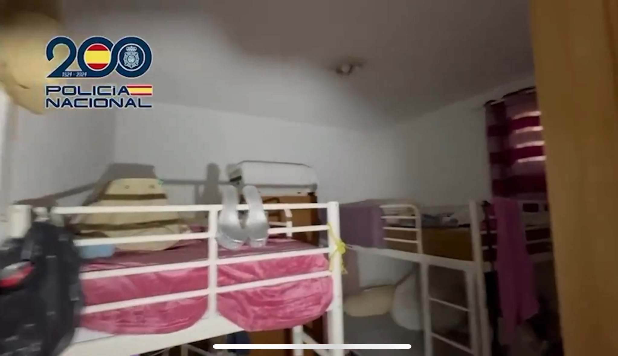 Literas donde dormían las mujeres obligadas a prostituirse en Madrid.