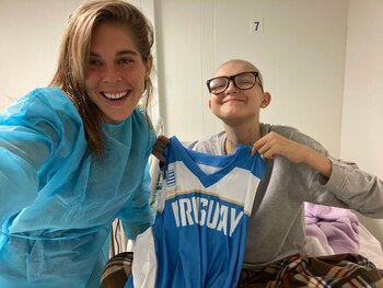 Mayte junto con su primo