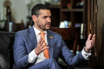 El ministro del Interior de Colombia, Daniel Palacios, habla durante una entrevista en su oficina de Bogotá, Colombia, 25 de marzo, 2021. Carlos Julio MartÍnez/Ministerio del Interior vía/REUTERS ATENCIÓN EDITORES ESTA IMAGEN FUE SUMINISTRADA POR UN TERCERO NO REVENTAS NO ARHIVO