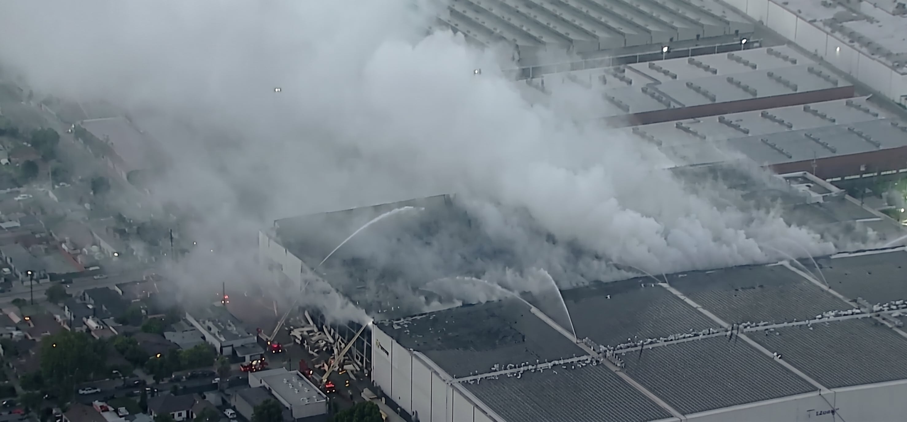 El incendio de Boyle Heights seguía activo en su sexto día y mantenía humo sobre amplias zonas de Los Ángeles (Captura de ABC 7)
