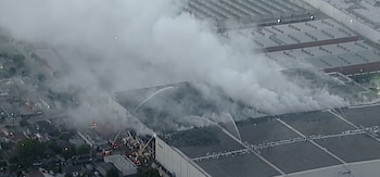 El incendio de Boyle Heights seguía activo en su sexto día y mantenía humo sobre amplias zonas de Los Ángeles.