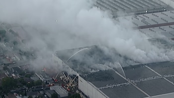 Las 4 claves que explican por qué el incendio de Boyle Heights es tan difícil de apagar