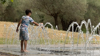 El calor pone en aviso a ocho CCAA, con más de 35ºC en sur, nordeste y Canarias y calima en el archipiélago