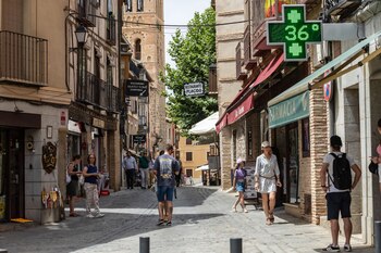 Varios turistas pasean Toledo.