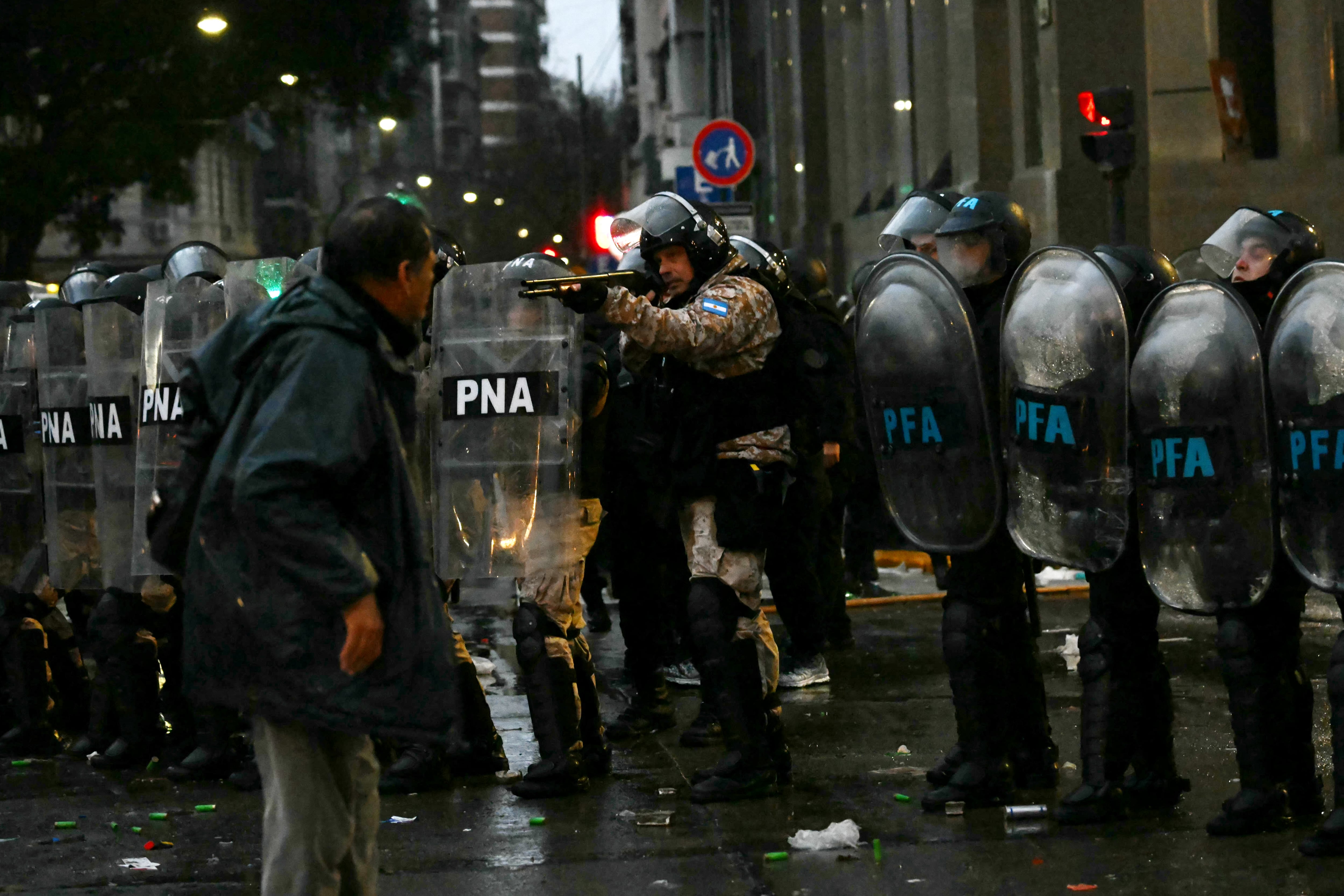 El Gobierno desplegará el protocolo antipiquetes y vallará la zona del Congreso de la Nación y Plaza de Mayo (Photo by Luis ROBAYO / AFP)