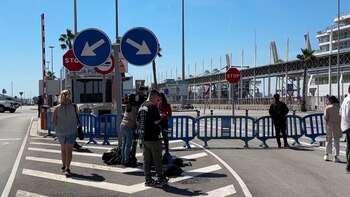 Crucero detenido sale de España tras disputa por visas de bolivianos