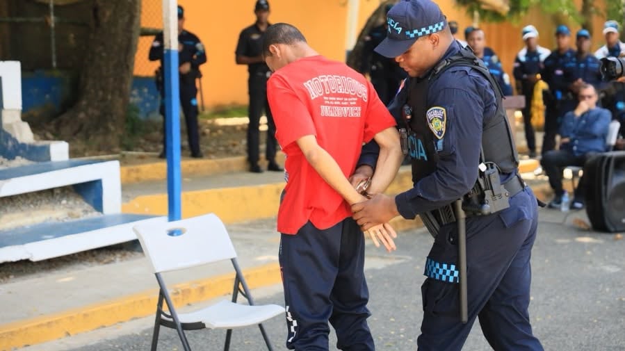 Más de 350 personas buscadas por distintos delitos se entregaron a las autoridades de República Dominicana — Argentina