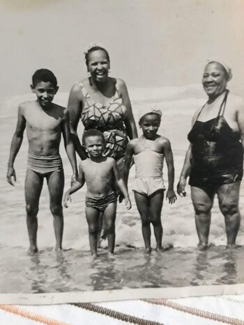 Silvia, junto a su familia,