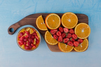 Naranja y fresas. (Freepik)
