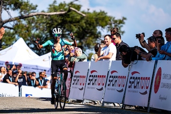 Iván Ramiro Sosa no celebraba desde el 2022 cuando se impuso en la etapa 3 del Tour de Langkawi con el Movistar Team - crédito X/@tourofturkiye