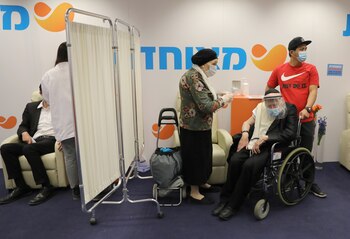 Un hombre espera ser vacunado