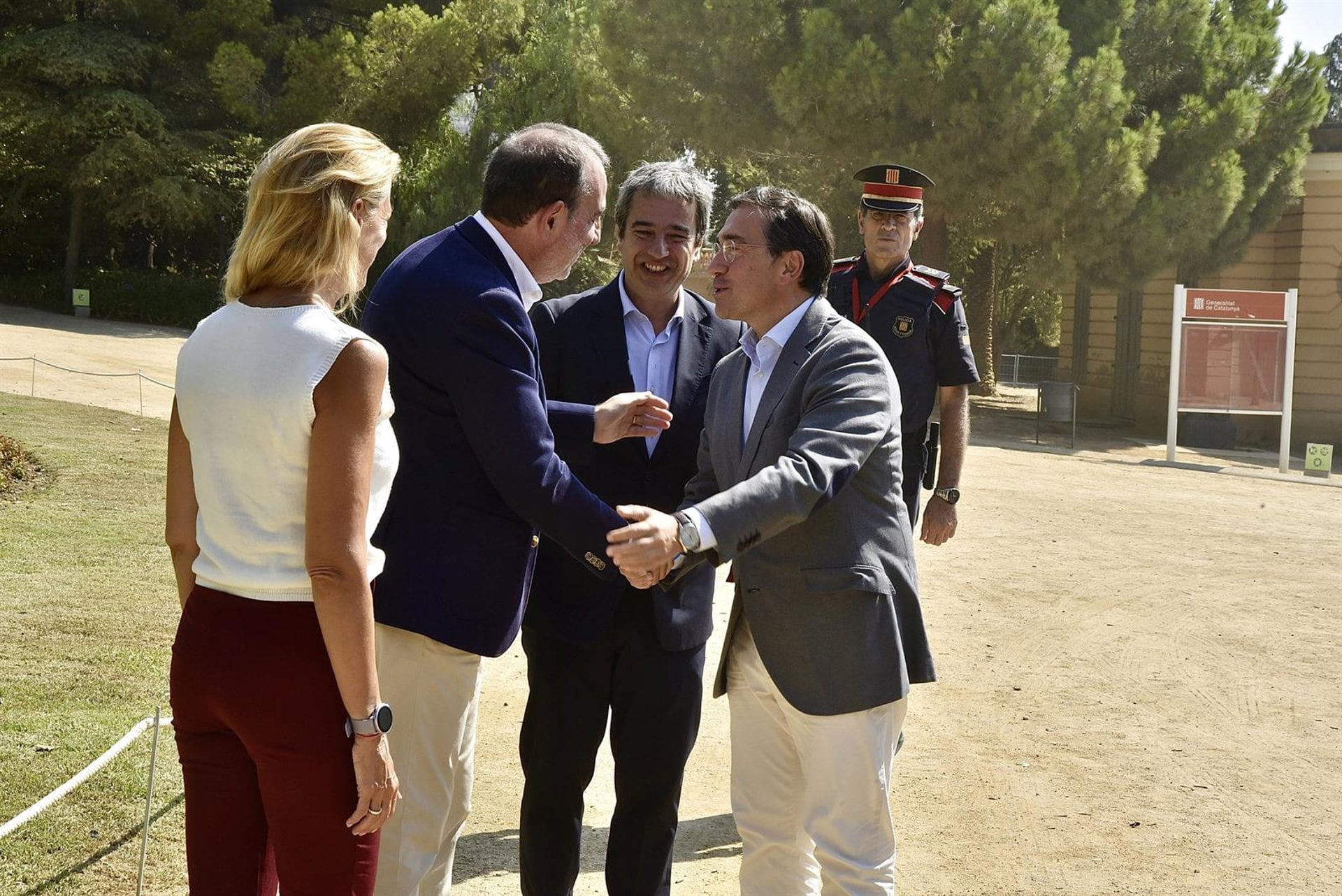 17/08/2026 El ministro de Asuntos Exteriores, Unión Europea y Cooperación, José Manuel Albares, el conseller de Justicia de la Generalitat, Ramon Espadaler, el director general de Casa Àsia, José Pintor, y la directora de Servicios de la Conselleria de Presidencia, Àgata Solernou, durante una visita a las obras de las nuevas dependencias de Casa Àsia, a 17 de agosto de 2026, en Barcelona, Catalunya (España). Casa Àsia se trasladará a finales de 2026 a su nueva sede definitiva en los Pabellones 3 y 4 del Recinto del Palacio de Pedralbes en Barcelona. El nuevo espacio, de casi 2.000 metros cuadrados, incluirá oficinas, salas de reuniones, un auditorio, una mediateca y una sala polivalente.
POLITICA
David Oller - Europa Press