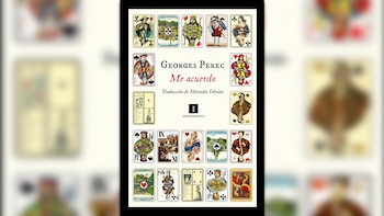 Una cubierta de libro blanca muestra el título "Me acuerdo" y "Georges Perec" en el centro, rodeados por 18 naipes antiguos con ilustraciones variadas