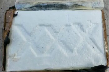 Los bloques de cocaína con distintas marcas permiten identificar a qué organización criminal transnacional pertenece la droga. (Policía Nacional)