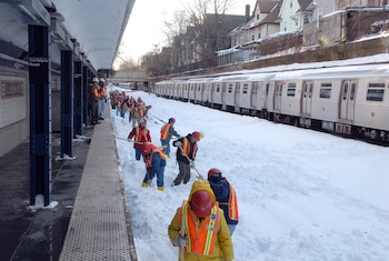 Trabajadores del transporte público despejan