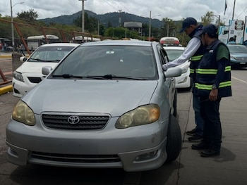Taxistas VIP aseguran que las multas y la retención de unidades afectan directamente el sustento económico de cientos de familias hondureñas. (FOTO: Diario Tiempo)