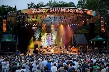 El emblemático escenario de Rumsey Playfield inaugura una nueva temporada de conciertos gratuitos con miles de asistentes al aire libre.
