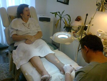 Hugo en su consultorio haciendo