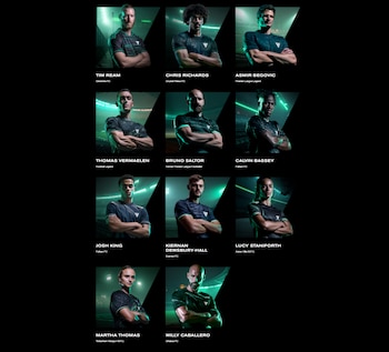 Cuadrícula de diez futbolistas posando individualmente sobre fondo oscuro con iluminación verde. Todos visten camisetas deportivas con logo triangular
