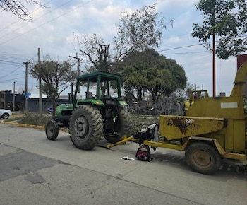 Accidente laboral en Córdoba: un hombre terminó hospitalizado tras ser golpeado por una máquina chipeadora de ramas