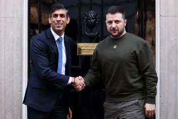 Zelensky junto a Sunak frente