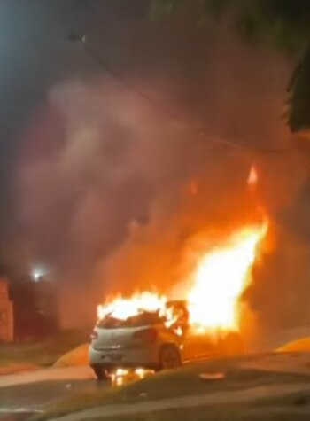El auto en llamas donde