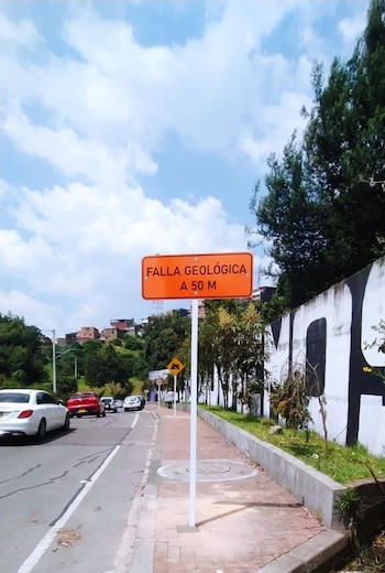 Debido a la condición de la Avenida Circunvalar entre las calles 37 a 40, se ha
instalado señalización para alertar a la ciudadanía de la situación.