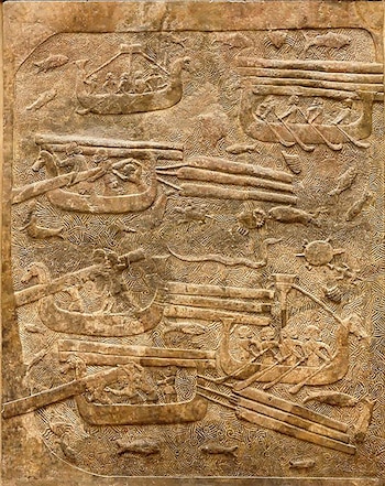 Relieve de piedra rectangular con seis barcos, figuras humanas, remos, mástiles, velas, peces, tortugas y olas