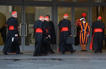 Los cardenales llegando a la