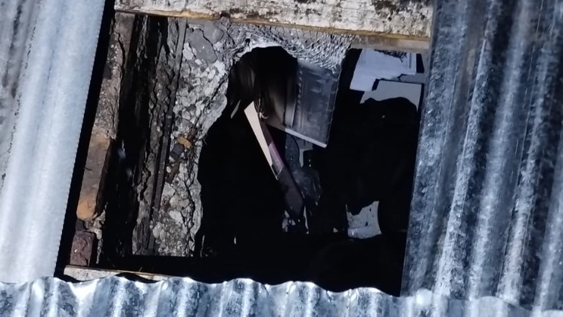 Los delincuentes ingresaron al comercio por el techo