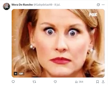 Primer plano de mujer rubia con ojos muy abiertos y boca entreabierta; lleva aretes de perla. Logo de FOX visible al fondo. Indicador GIF en esquina