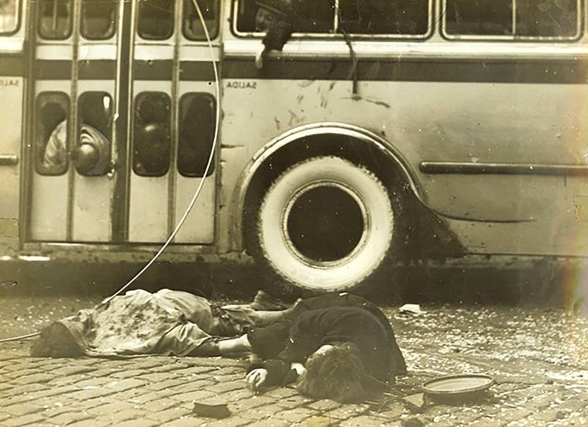 Una de las bombas cayó sobre un trolebus que circulaba cerca de Plaza de Mayo