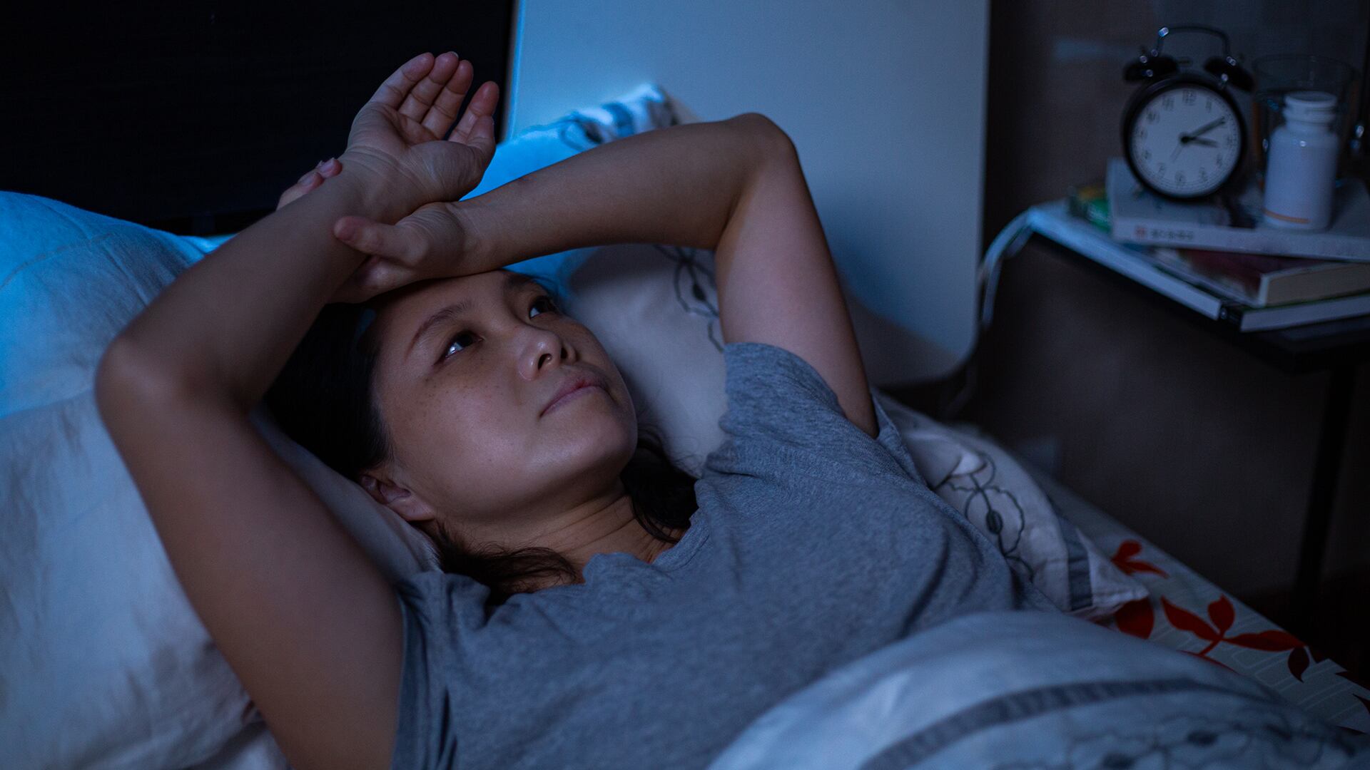 Ojeras, ojos hinchados y piel apagada reflejan el impacto físico de la mala calidad del sueño (Freepik)