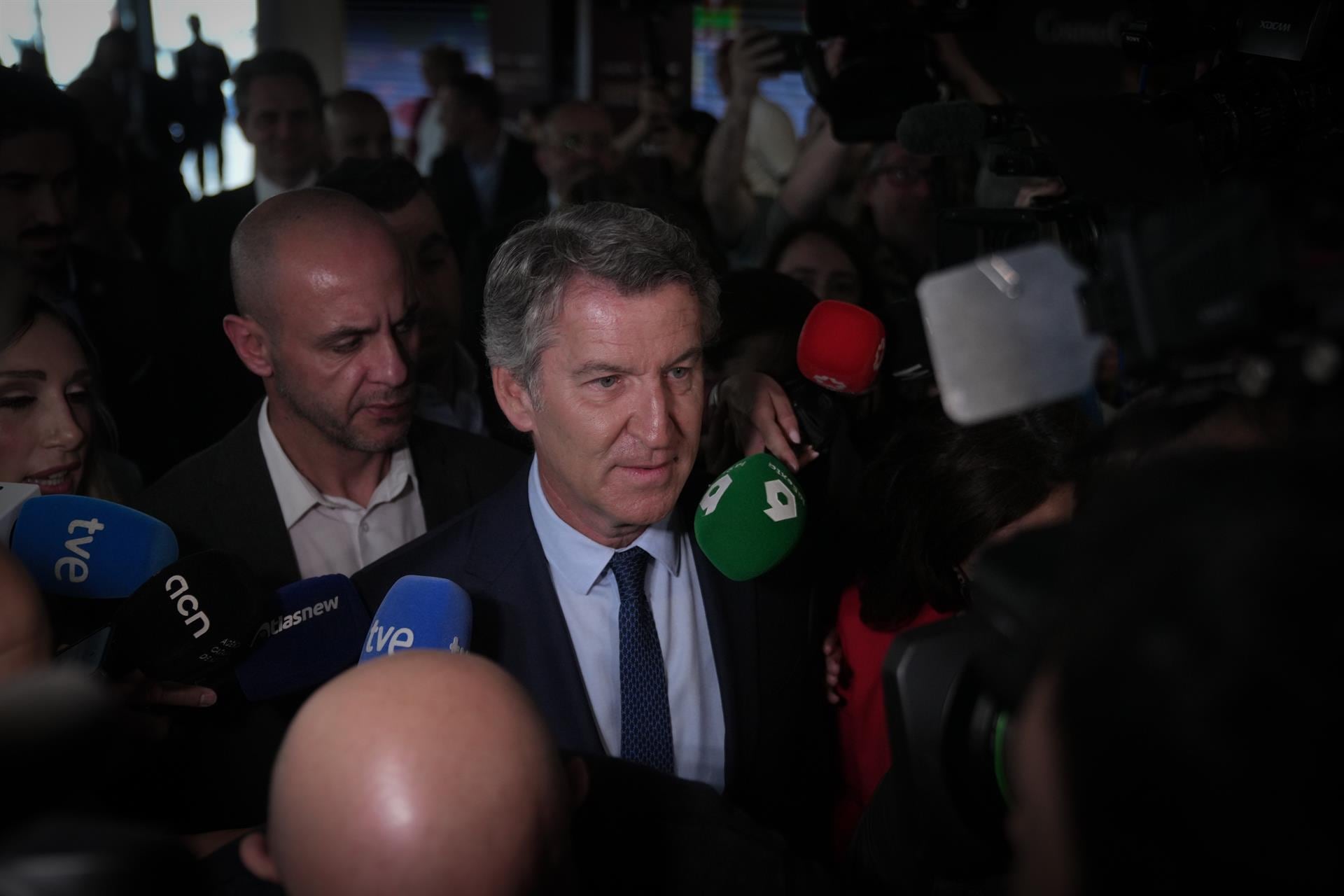 Feijóo critica la deriva belicista global y la política exterior del Gobierno