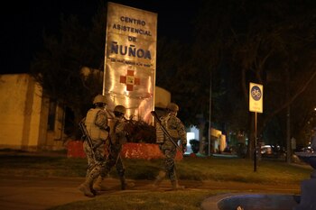 Soldados patrullan las calles tras una declaración de "estado de catástrofe" (Reuters)
