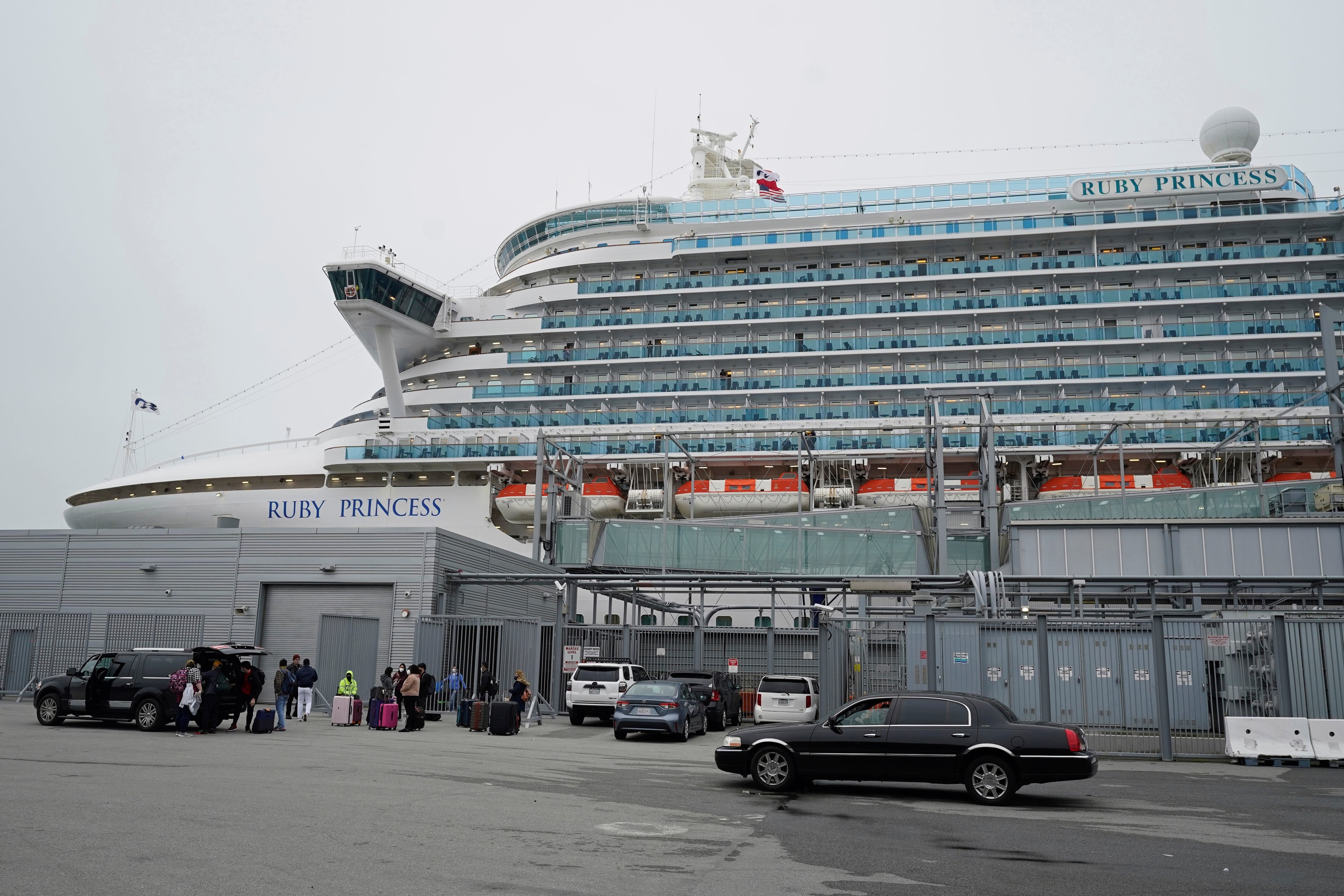 El crucero Ruby Princess registró un brote sospechoso de norovirus con 102 pasajeros y 23 tripulantes enfermos durante un viaje por Alaska y Canadá (AP Foto/Eric Risberg/Archivo)