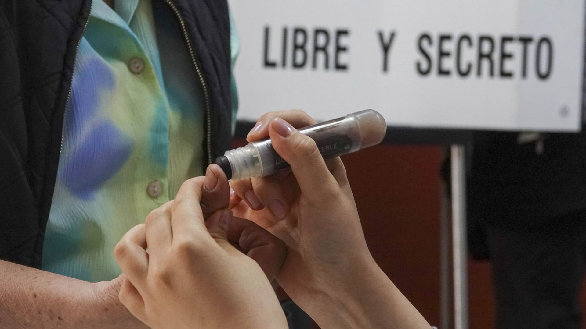 Esto es lo que dura la tinta indeleble tras votar en la elección del Poder Judicial.
Crédito:Cuartoscuro