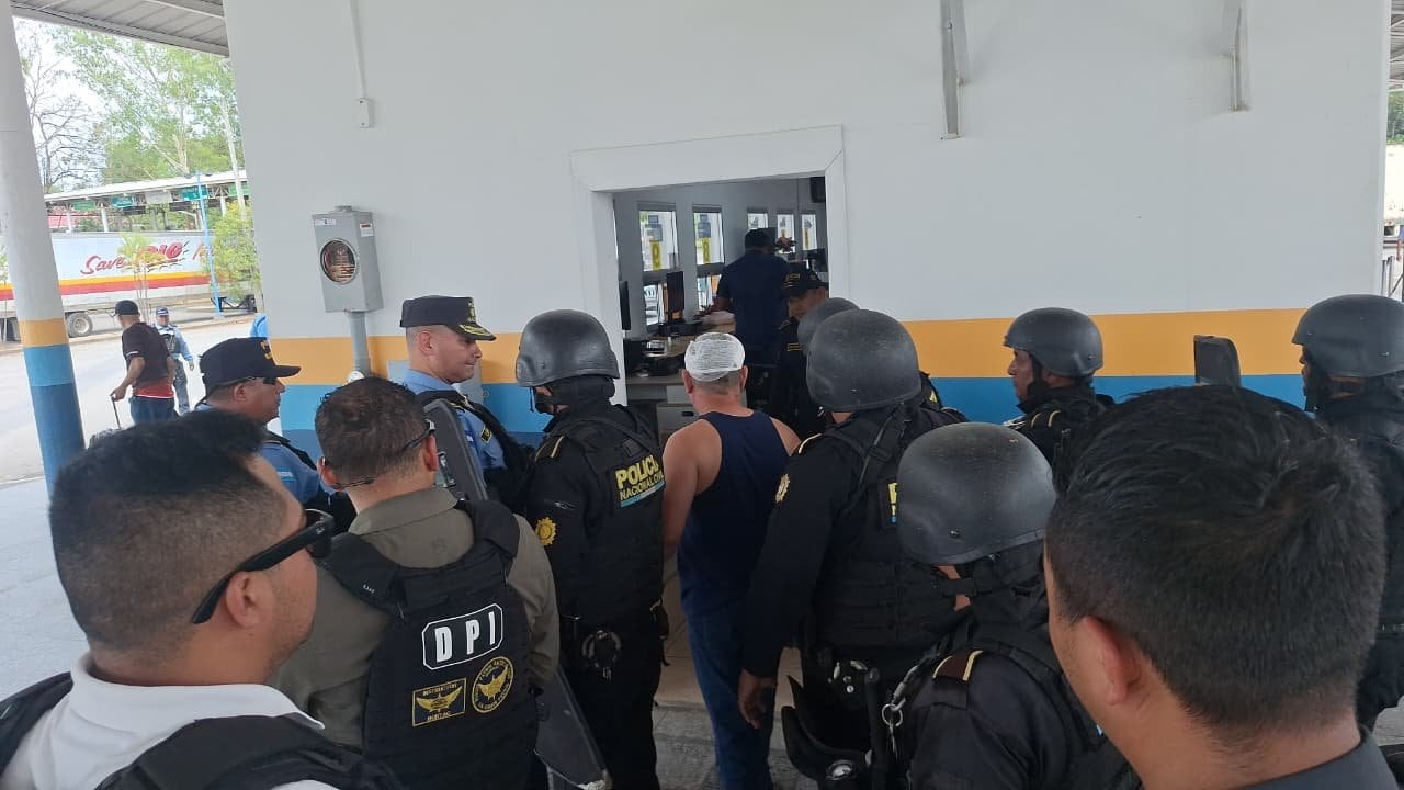 La coordinación binacional entre Guatemala y Honduras, apoyada por una notificación azul de Interpol, permitió la localización y entrega de Ele Nahúm G. (Cortesía: PNC de Guatemala)