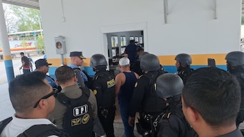 La coordinación binacional entre Guatemala y Honduras, apoyada por una notificación azul de Interpol, permitió la localización y entrega de Ele Nahúm G. (Cortesía: PNC de Guatemala)