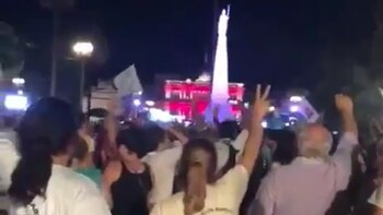 Los militantes cantaron el himno