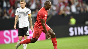 Luis Advíncula anotó el gol