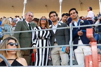 Pedro Trapote, Begoña García Vaquero y sus hijos asisten a una tarde de toros en Las Ventas, en mayo de 2025. (Jose Velasco / Europa Press)