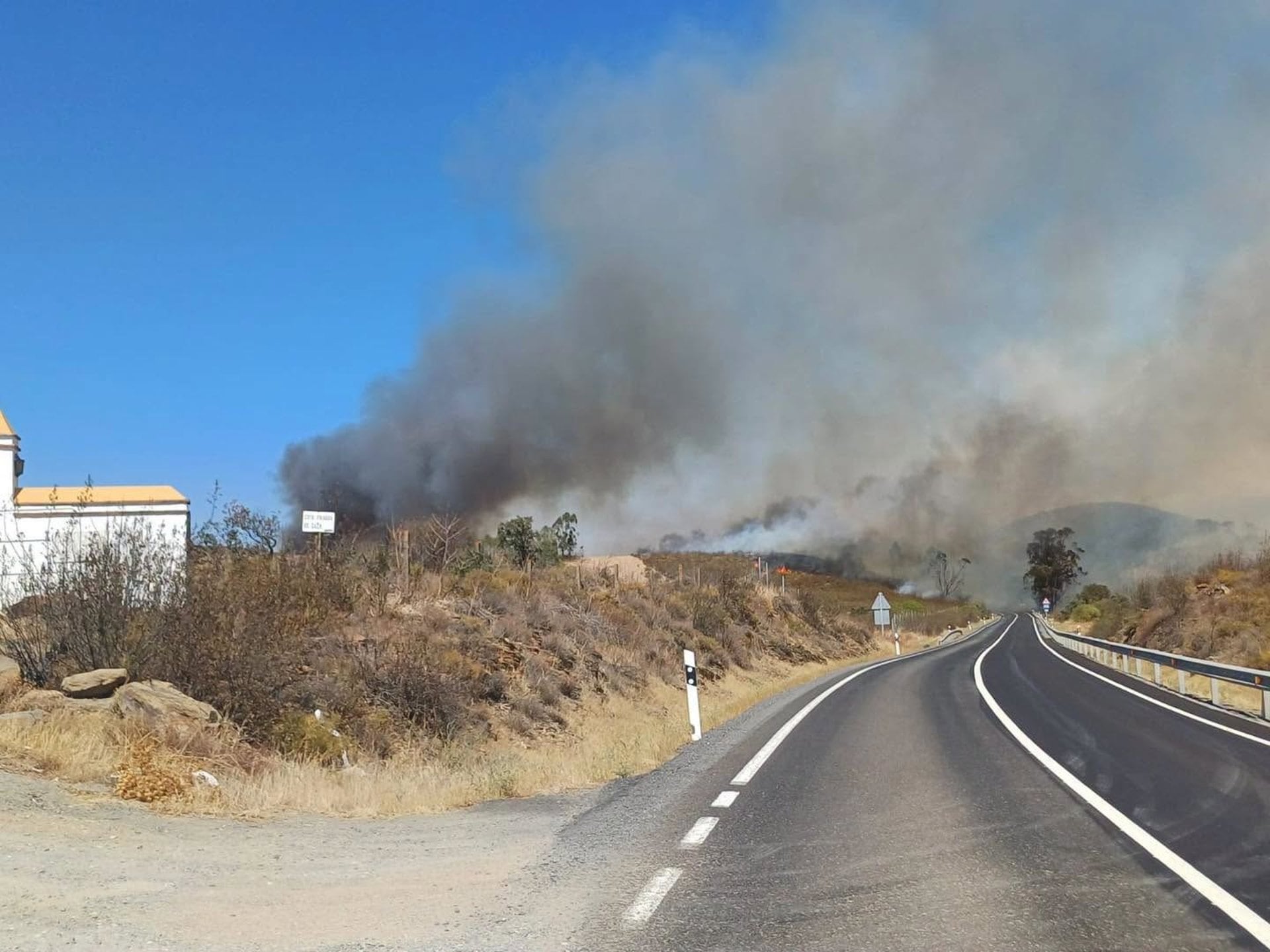 16/09/2026 El Infoca da por controlado el incendio forestal de Villanueva de los Castillejos.El Servicio de Extinción de Incendios Forestales, Plan Infoca, ha dado por controlado, a las 12,50 horas de este jueves, el incendio forestal declarado este jueves en el paraje El Alamillo de Villanueva de los Castillejos (Huelva), que el miércoles obligó a cortar al tráfico la carretera A-495 entre los kilómetros 18 y 26, en ambos sentidos.POLITICA ANDALUCÍA ESPAÑA EUROPA HUELVA SOCIEDADAYUNTAMIENTO DE VILLANUEVA DE LOS CASTILLEJOS