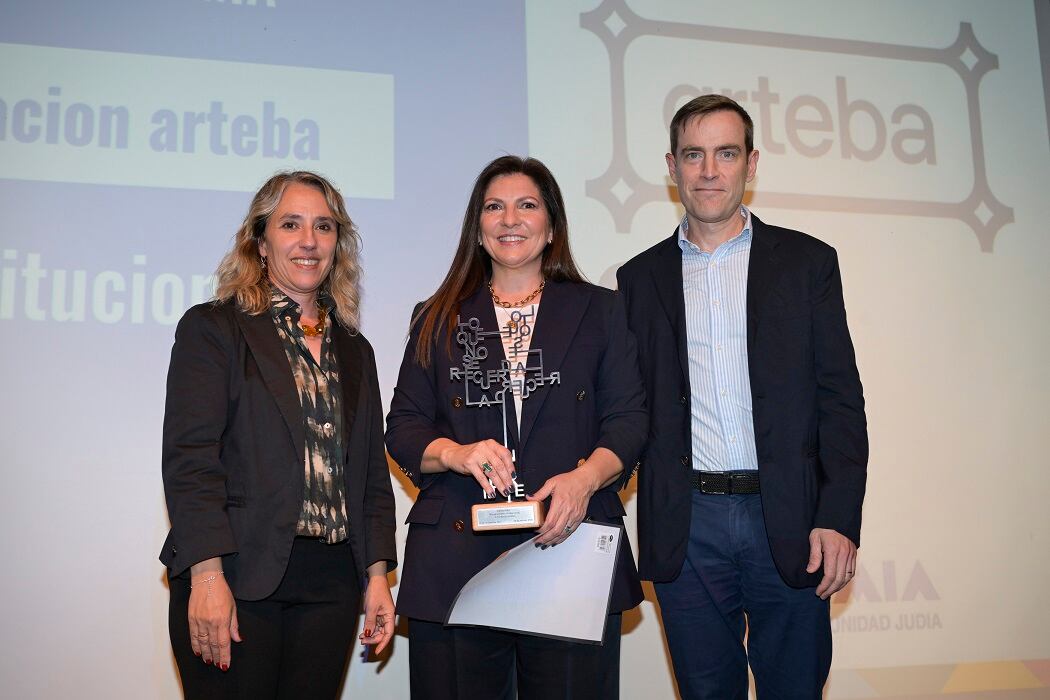 Cecilia Ferrero (legisladora) junto con Larisa Andreani, presidenta de ArteBa, y Federico Braun, vicepresidente (categoría Institucional).