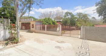 Mientras el profesor leví Peralta recibía a los niños a la hora de entrada, sujetos armados se acercaron y le dispararon Foto: Maps