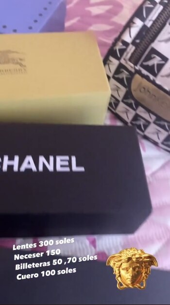 John Kelvin vende artículos que