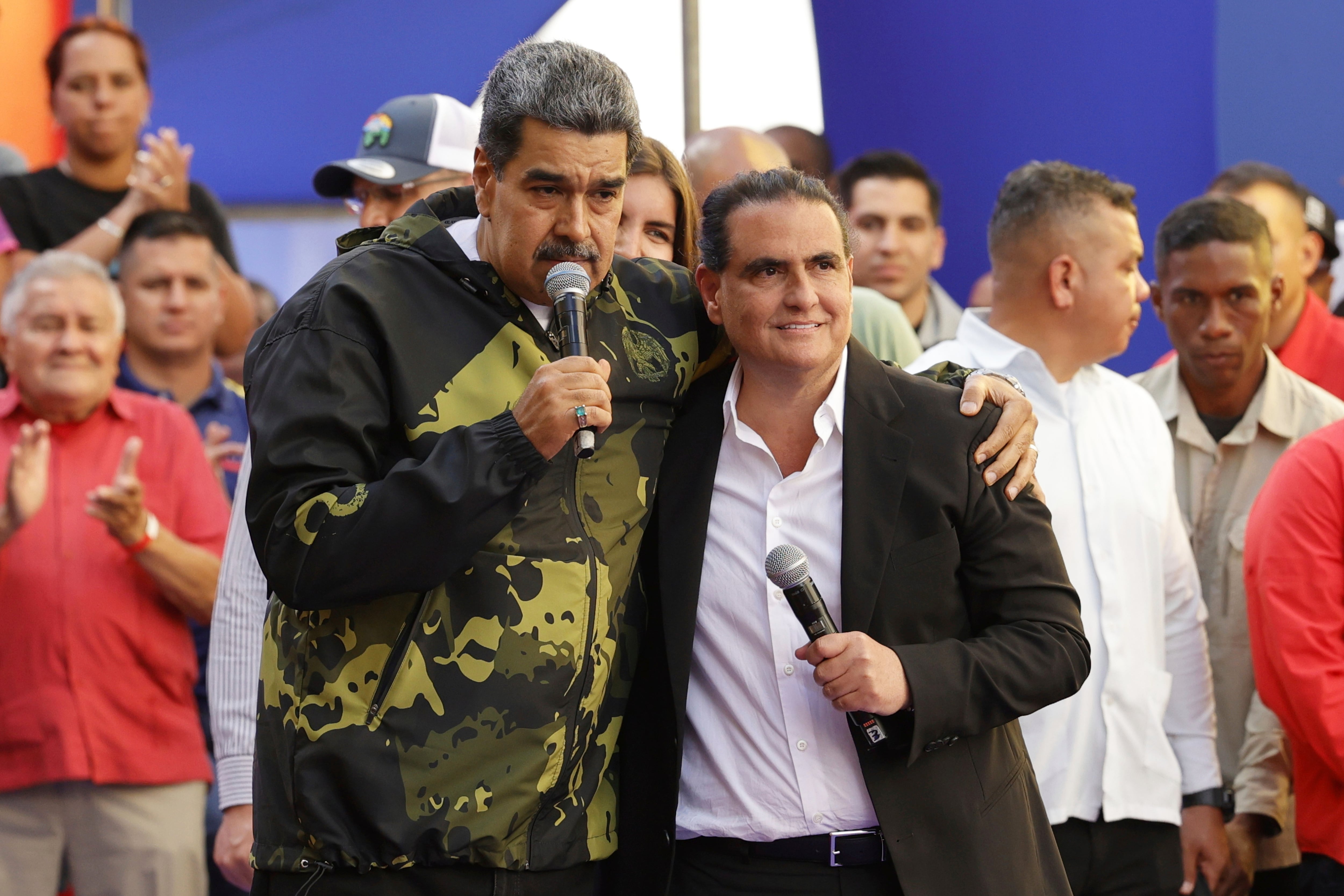 El entonces presidente venezolano Nicolás Maduro (izq) con Alex Saab en un evento en Caracas el 23 de enero del 2024. (AP foto/Jesus Vargas)