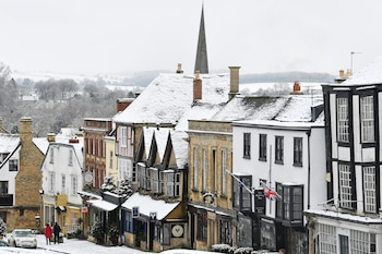 Burford en Oxfordshire Inglaterra resalta por su arquitectura medieval High Street con casas Tudor y calles empedradas en los Cotswolds (REUTERS/Toby Melville)
